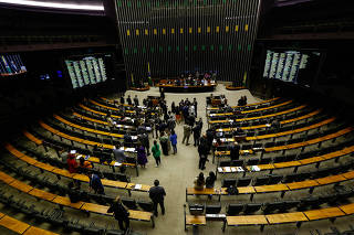 Deputados no plenário da Câmara durante sessão que votou a PEC da Anistia