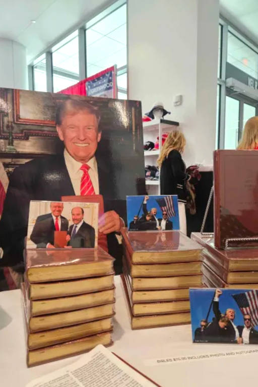 A famosa Bíblia de Trump é vendida na convenção, em Milwaukee, nos EUA, por US$ 75 (R$ 410) em combo que inclui a foto icônica do ex-presidente erguendo o punho após a tentativa de assassinato