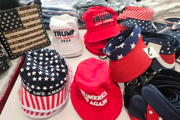 Chapéus variados com frases como 'Make America Great Again', slogan da campanha anterior de Donald Trump, são vendidos em lojinha perto do local onde acontece a convenção do Partido Democrata em Milwaukee, nos EUA