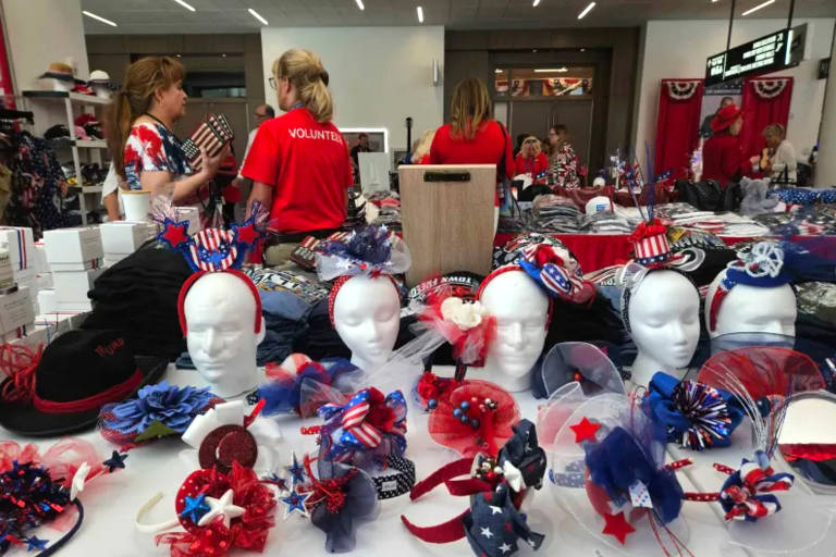 Chapéus variados com frases como 'Make America Great Again', slogan da campanha anterior de Donald Trump, são vendidos na convenção do Partido Republicano em  Milwaukee, nos EUA