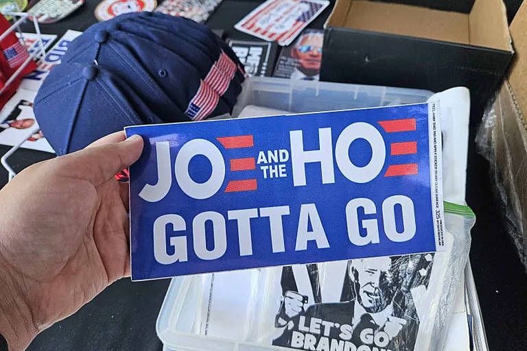 Adesivo anti-Joe Biden insinua que é 'hora de ir embora' para o presidente e a primeira-dama dos EUA, Jill Biden