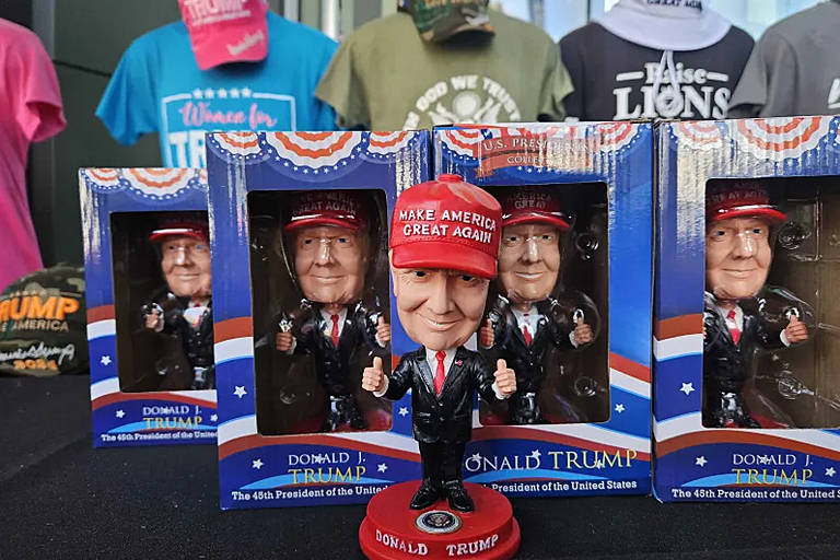 Bonecos de Donald Trump com o boné vermelho com o slogan 'faça a América grande novamente', em inglês, vendido em lojas no Fórum Fiserv e no Centro Baird, em Milwaukee, Wisconsin, EUA