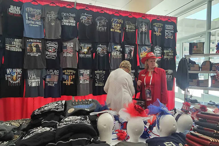 Apoiadores de Donald Trump observam produtos em lojinha na convenção do Partido Republicano, nos EUA