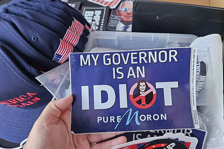 Adesivo com a frase 'minha governadora é uma idiota', com uma imagem de Gretchen Whitmer, uma das cotadas para substituir Joe Biden na chapa democrata caso ele ceda à pressão e se retire da corrida