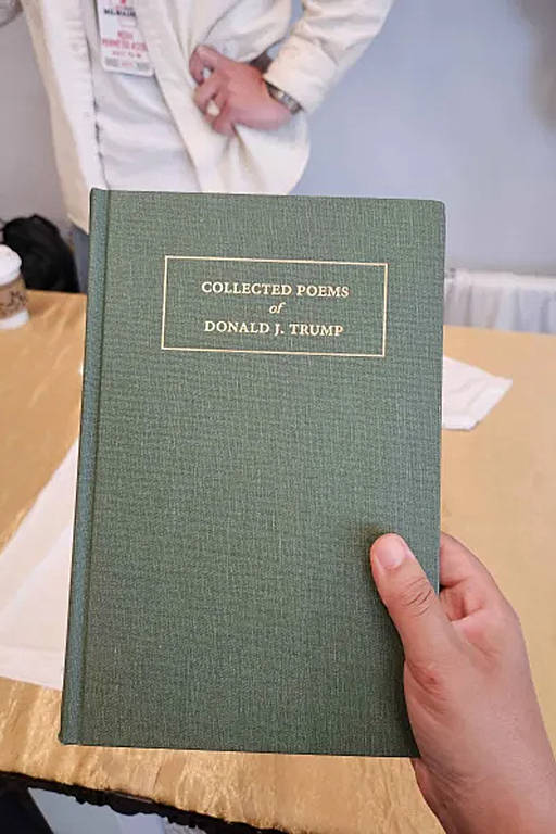 Livro com tuítes de Donald Trump impressos como poemas construtivistas; primeira edição já está esgotada