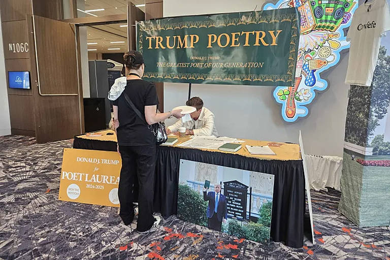 Livro com tuítes de Donald Trump impressos como poemas construtivistas; primeira edição já está esgotada