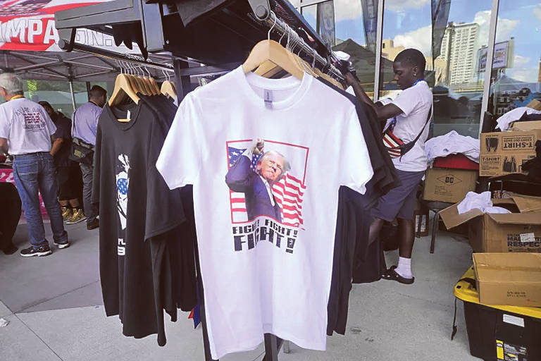 Camisetas são vendidas na convenção do Partido Republicano com as palavras proferidas por Donald Trump logo após sofrer o atentado: 'fight, fight, fight'