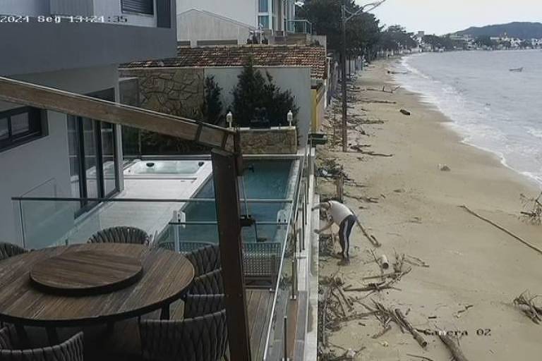 homem picha em portão de casa de praia