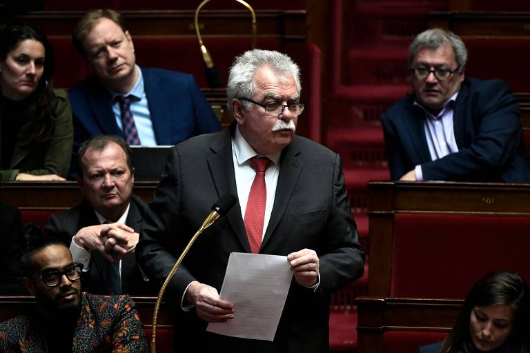 O deputado André Chassaigne durante sessão da Assembleia Nacional em fevereiro, em Paris