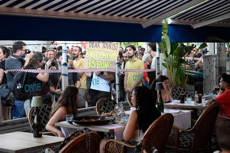 Multidão protesta em frente a restaurante turístico em Barcelona