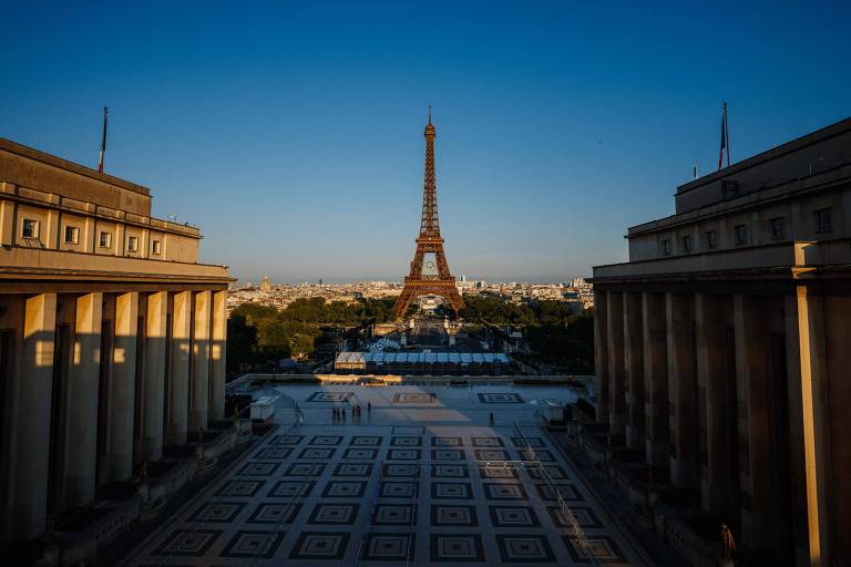 Torre Eiffel, em Paris, com o emblema dos anéis olímpicos