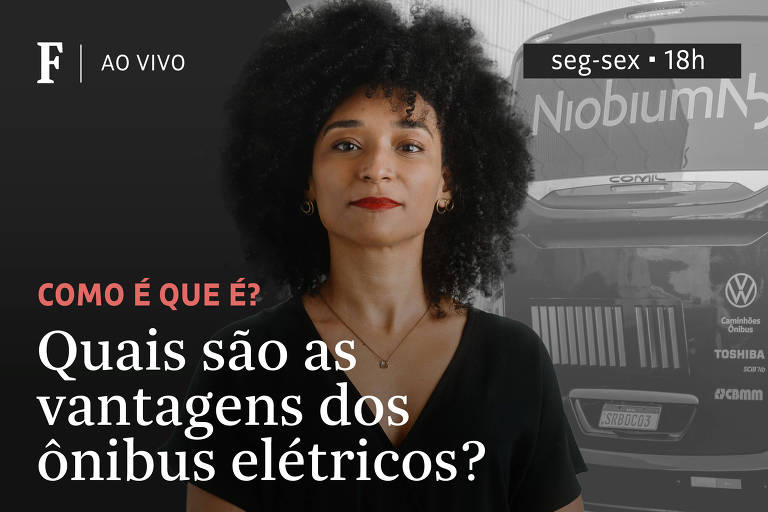Priscila Camazano, uma mulher negra com blackpower está séria. À esquerda, o tema do programa: "Quais são as vantagens dos ônibus elétricos? ". Ao fundo, imagem de um ônibus.