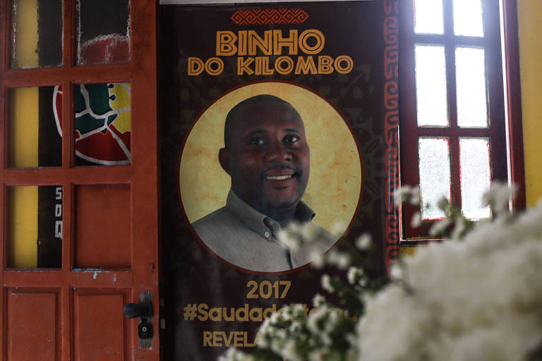 Banner em homenagem a Flávio Gabriel Pacífico dos Santos, conhecido como Binho do Quilombo
