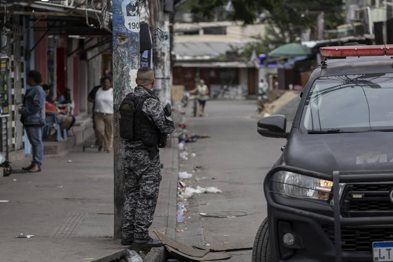 O índice de mortes violentas soma soma homicídios dolosos, latrocínios, lesões corporais seguidas de morte e mortes por intervenção de agentes policiais; Foram 46.328 casos em 2023, queda de 3,4% em comparação com 2022 e o número mais baixo desde 2011; Na imagem, operação policial no Rio de Janeiro