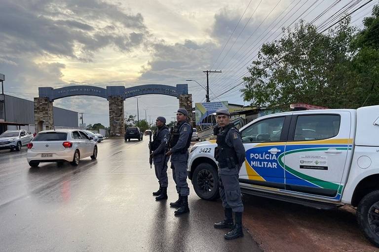 Em 2023, o município de Santana, na região metropolitana de Macapá (AP), teve o maior índice do Brasil de mortes intencionais (92,2 por 100 mil habitantes); A cidade enfrenta disputa de facções no porto e violência policial; na imagem, PMs patrulham entrada da cidade