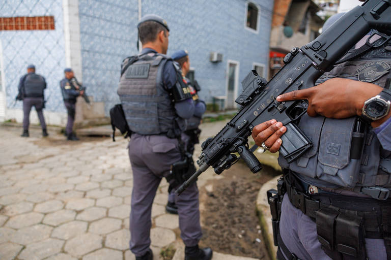 Ainda em relação à violência policial, o número de pessoas mortas pelas forças de segurança quase triplicou no Brasil desde 2013; Em 2023, foram registrados 6.393 mortos nesta situação, ou 17 por dia. Na imagem, movimentação de PMs em Guarujá (SP)