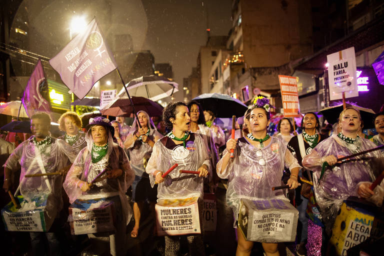 O anuário mostra ainda que o país teve novamente um recorde nos registros de estupro em 2023. Ao todo, foram 83.988 casos no ano passado ou seja, a cada seis minutos uma mulher foi violentada sexualmente no país; Na imagem, mulheres protestam na avenida Paulista em ato de 8 de Março