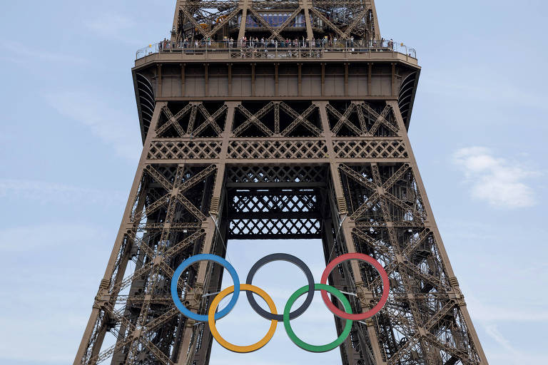 Anéis olímpicos são colocados na Torre Eiffel, em Paris, na França