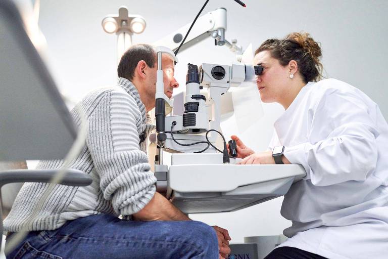 Homem sendo examinado por oftalmologista