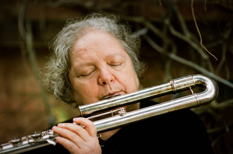 A flautista e compositora Léa Freire, que ganha documentário dirigido por Lucas Weglinski