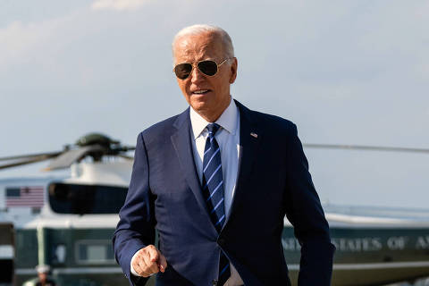 President Joe Biden, left, walks over to speak to reporters before boarding Air Foce One in Las Vegas on Monday, July 15, 2024. Biden continues to face discontent from within his party over his decision to proceed with his campaign.  (Eric Lee/The New York Times) ORG XMIT: XNYTF
