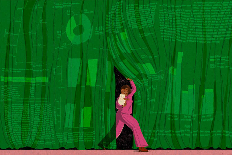Mulher sai com um bebê de colo de dentro de uma cortina de teatro verde com estampa de gráficos.