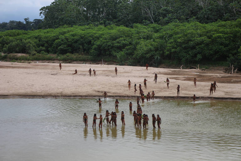 Indígenas em rio