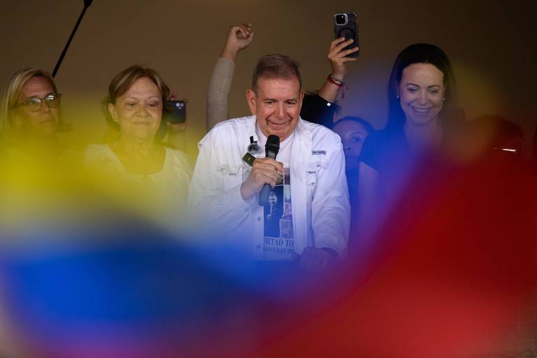O candidato à Presidência da Venezuela, Edmundo Gonzalez, durante comício em Caracas