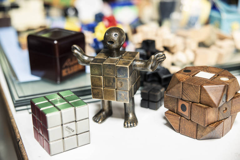 Imagem mostra protótipos do cubo mágico em materiais metálicos e de madeira
