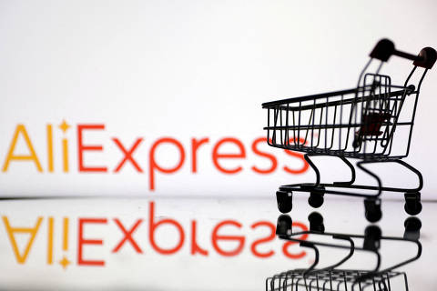 FILE PHOTO: Shopping trolley is seen in front of AliExpress logo in this illustration, July 24, 2022. REUTERS/Dado Ruvic/File Photo ORG XMIT: FW1