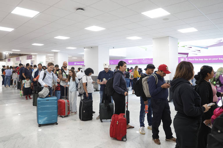 Passageiros formavam fila no aeroporto da Cidade do México, depois da crise da Crowdstrike afetar a aviação mexicana nesta sexta-feira (19)