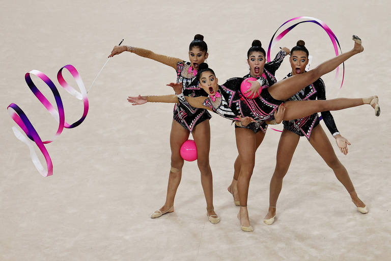 Quatro atletas da equipe brasileira de ginástica rítmica fazem exibição com fitas e bolas no Centro de Esportes Coletivos de Santiago, no Chile, sede do Pan-Americano de 2023