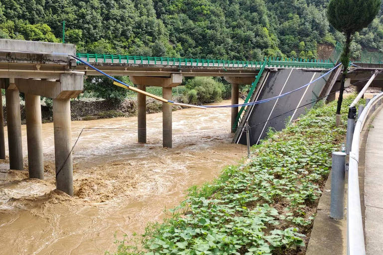 Imagem mostra ponte caída. Parte da estrutura está dentro de um rio com corredeiras fortes