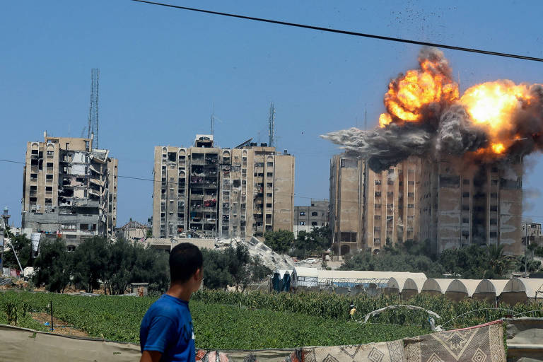 Explosão em ataque aéreo em Nuiserat, no centro da Faixa de Gaza