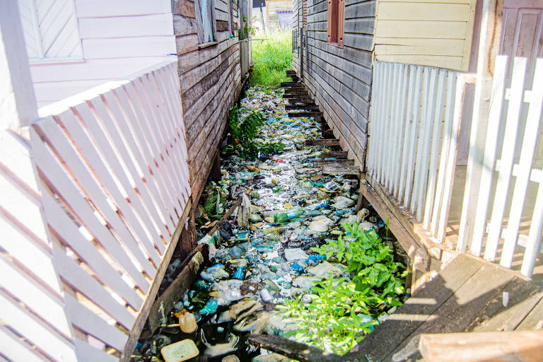 À época da concessão no Amapá, apenas 38% da população tinha acesso a água, ainda assim de baixa qualidade, e a rede de esgoto chegava a 15% das residências, mas sem tratamento adequado