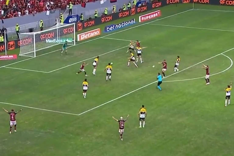 Flamengo vira sobre Criciúma em jogo com pênalti atípico; veja lance