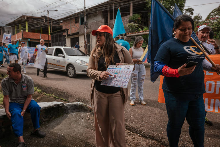 Apoiadora da oposição nas ruas de El Junco, na Venezuela, carrega cópia da cédula eleitoral que eleitores verão nas urnas eletrônicas para explicar os cidadãos como votar