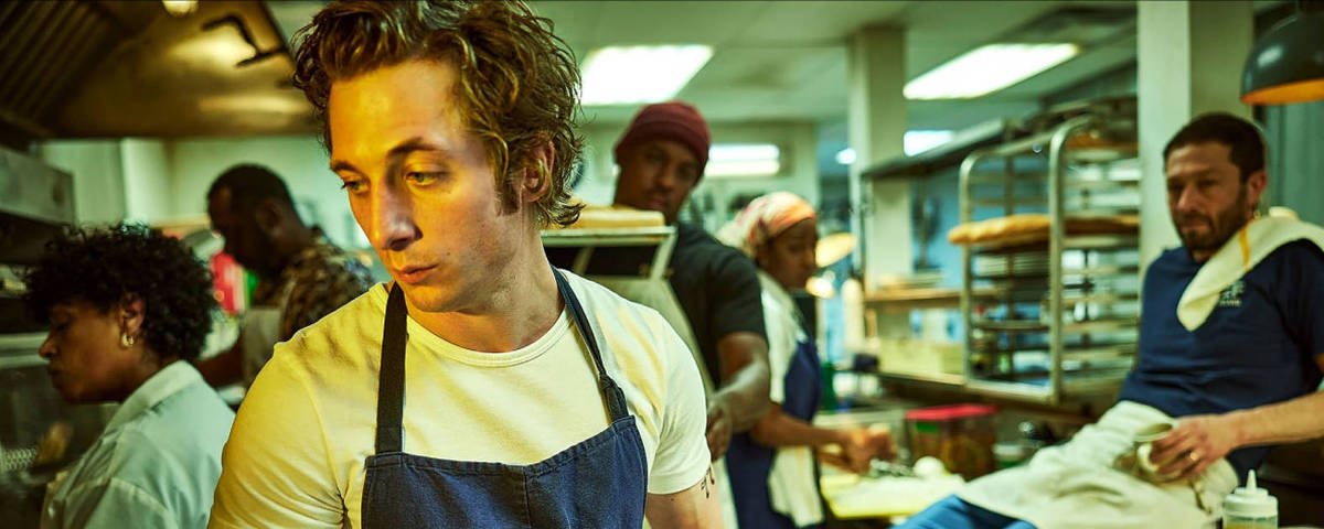 Cena da série O Urso ( The Bear ) com Ebon Moss-Bachrach, Liza Colón-Zayas, Jeremy Allen White, Edwin Lee Gibson, Lionel Boyce e Ayo Edebir