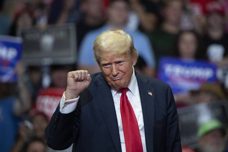 O ex-presidente dos EUA Donald Trump gesticula para eleitores em comício em Grand Rapids, em Michigan