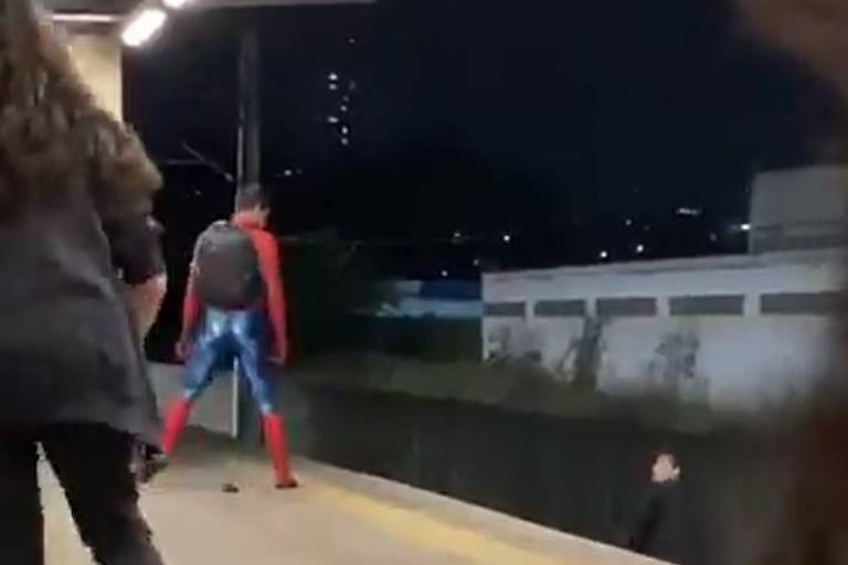 Após ser agredido, usuário de metrô com fantasia de Homem-Aranha teria jogado oponente nos trilhos de estação em BH neste sábado (20)