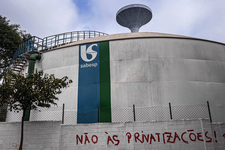 Pichação contra a privatização da Sabesp em muro de reservatório em unidade da Sabesp na Vila Guiomar, em Santo André