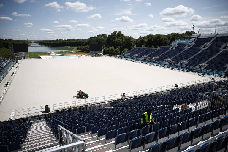 A arena descoberta montada na esplanada Etoile Royale, no Palácio de Versalhes, para as provas de saltos e adestramento, do hipismo.