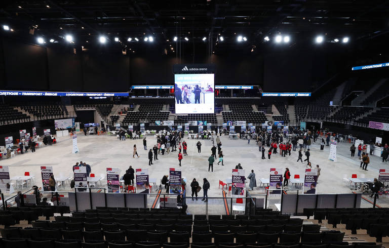 Foto interna da Arena Porte de La Chapelle, que receberá partidas de badminton e ginástica rítmica. A quadra tem capacidade para 8 mil pessoas