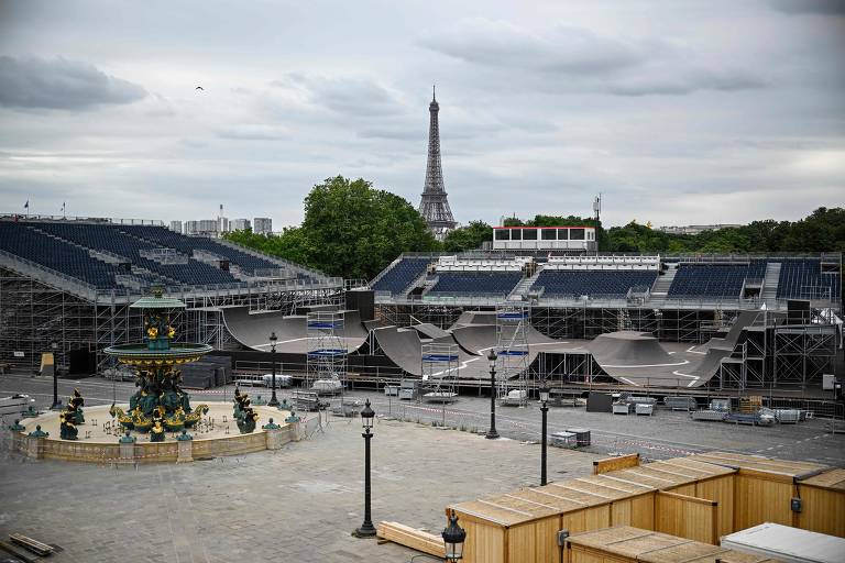 A praça está interditada para sediar os jogos. De lá, dá para ver a Torre Eiffel