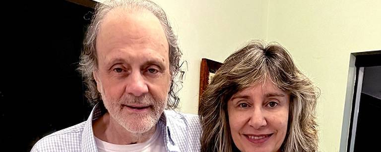 Em foto colorida, o compositor Eduardo Gudin e sua mulher Naila Gallota posam para a câmera