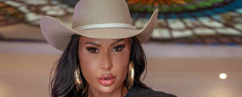 Gracyanne Barbosa entra em plataforma adulta e cobra alto por assinatura *** Local Caption *** A imagem mostra uma mulher usando um chapéu de cowboy bege, grandes brincos dourados e uma camiseta preta com um desenho de chamas e um olho.
