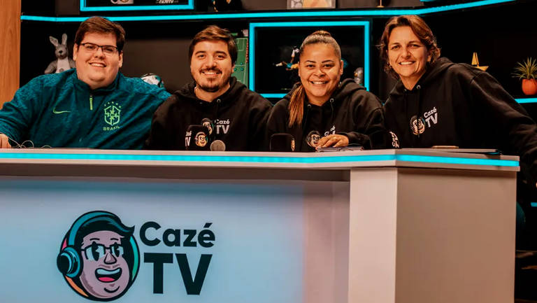 Membros da equipe da Cazé TV: Casimiro (à esquerda), Luis Felipe Freitas, a ex-jogadora de futebol Fran e Juliana Cabral