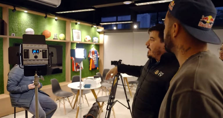 Pedro Scooby e Luis Felipe Freitas mostram a nova estrutura da Cazé TV em vídeo