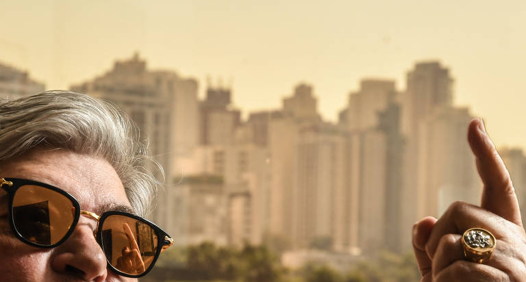 Datena durante a entrevista