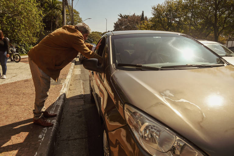 Datena cumprimenta motorista que gritou seu nome ao vê-lo na calçada